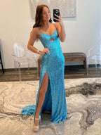 Robe de bal longue bleue à décolleté en V et découpe