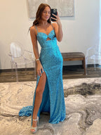 Robe de bal longue bleue à décolleté en V et découpe