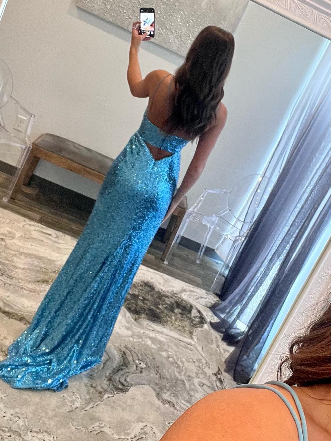 Robe de bal longue bleue à décolleté en V et découpe
