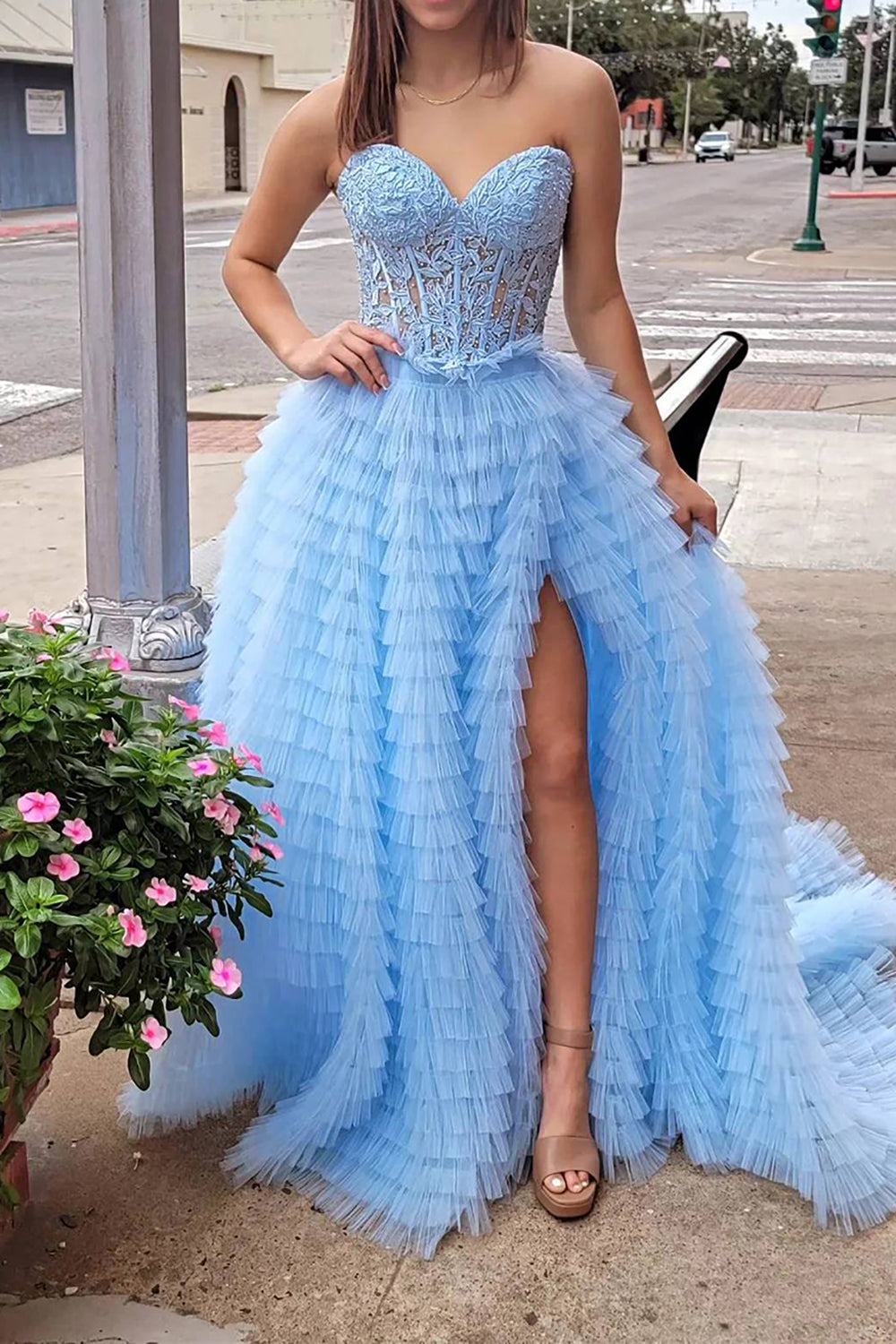 Precioso vestido de fiesta rosa de corte A con escote corazón y corsé, adornado con apliques.