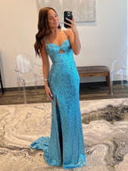 Robe de bal longue bleue à décolleté en V et découpe