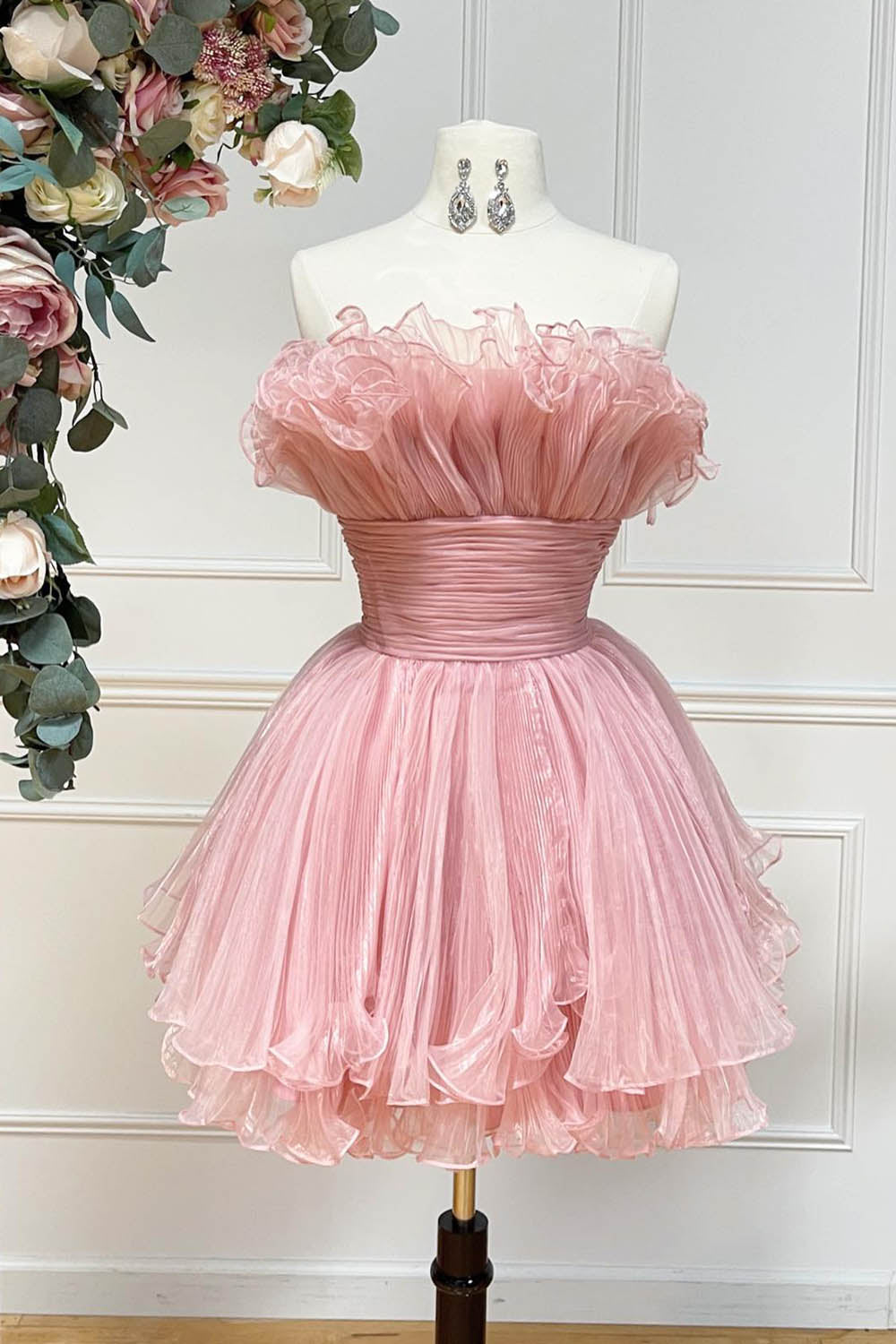 Vestido corto de fiesta sin tirantes, corte en A y con volantes