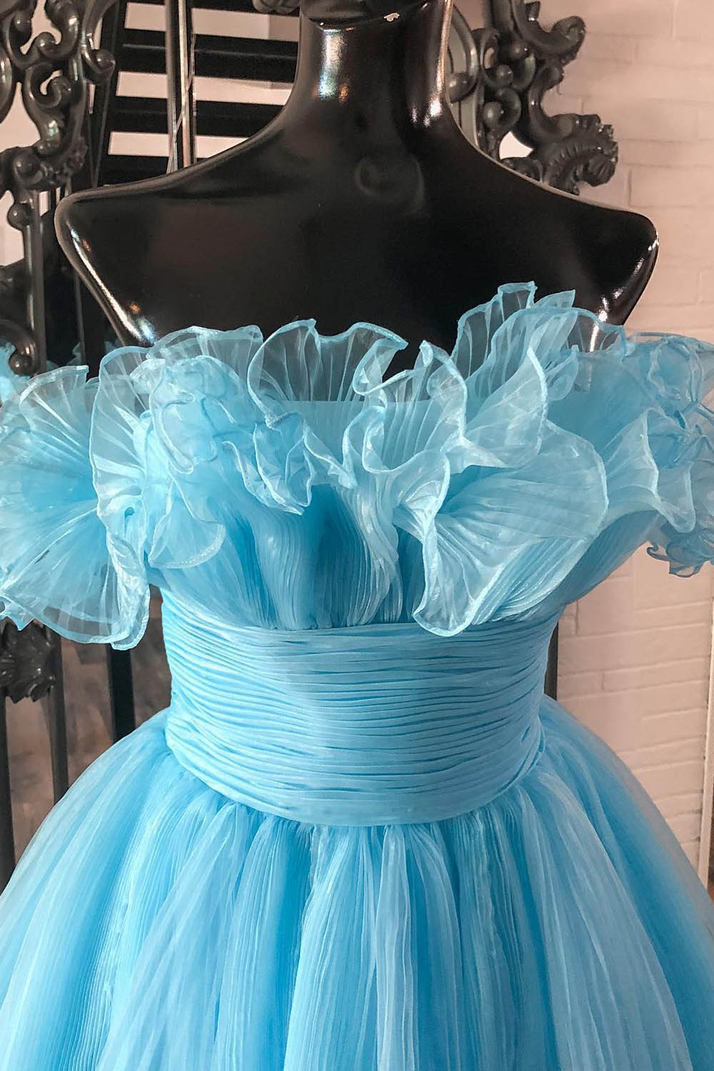 Vestido corto de fiesta sin tirantes, corte en A y con volantes
