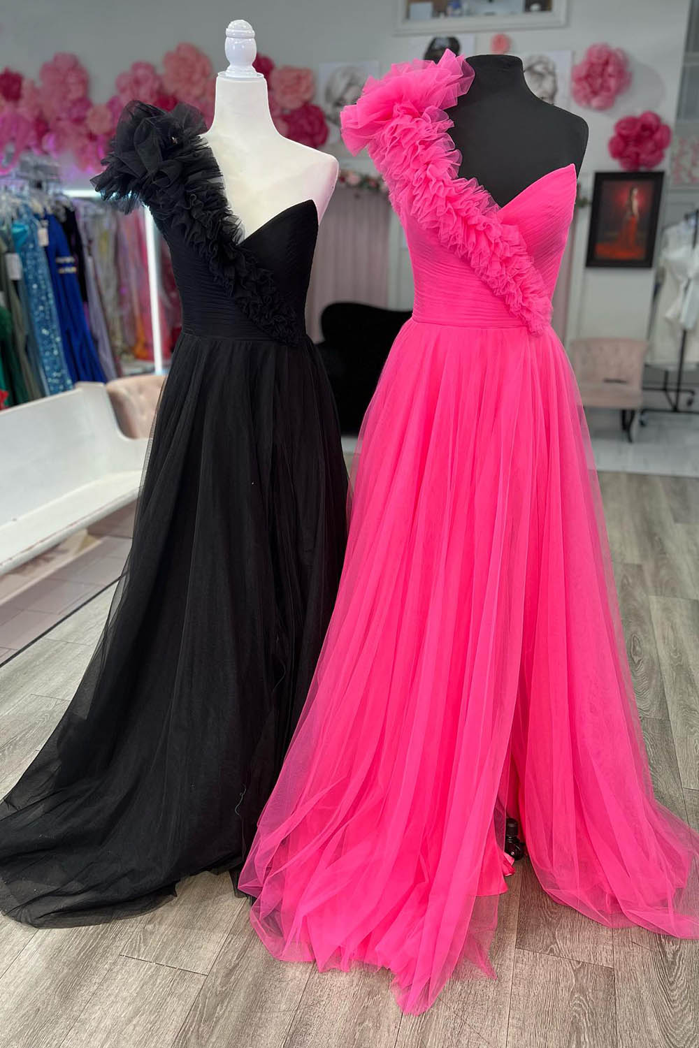 Vestido de fiesta largo de tul con un solo hombro y corte en A con volantes