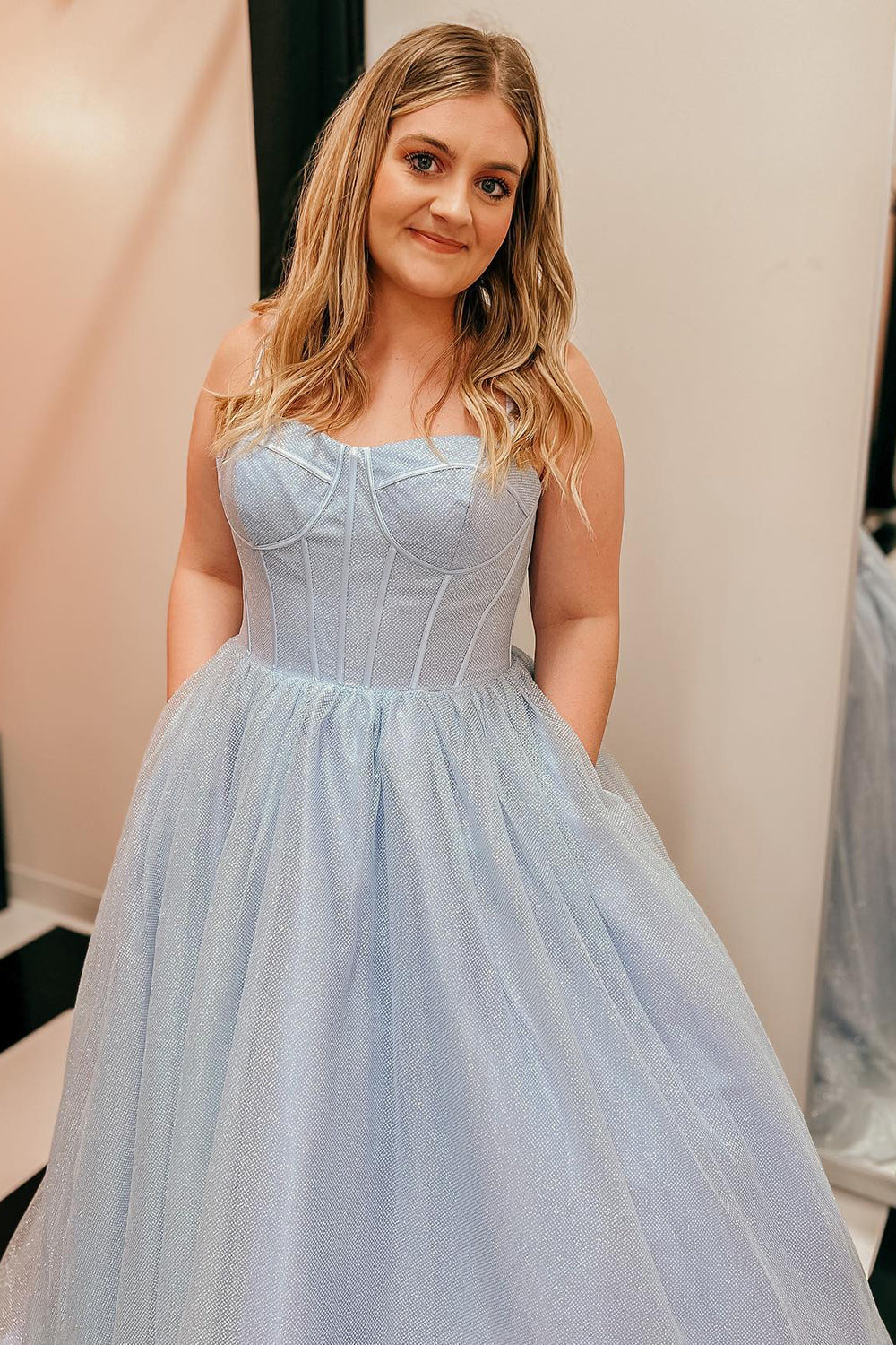 Vestido largo de fiesta lila claro con tirantes finos y corte en A