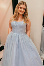 Vestido largo de fiesta lila claro con tirantes finos y corte en A