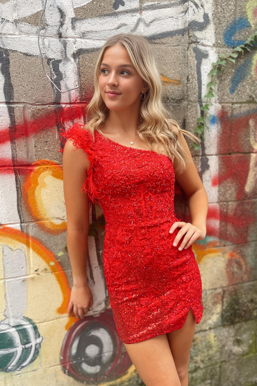 Vestido de fiesta ajustado tipo corsé con lentejuelas y un solo hombro, con plumas.
