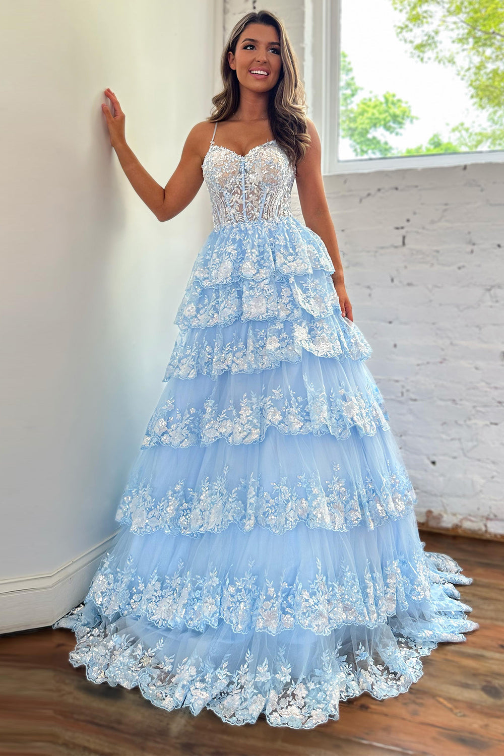 Vestido de graduación de encaje escalonado con tirantes finos y corte en A