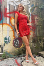 Vestido de fiesta ajustado tipo corsé con lentejuelas y un solo hombro, con plumas.