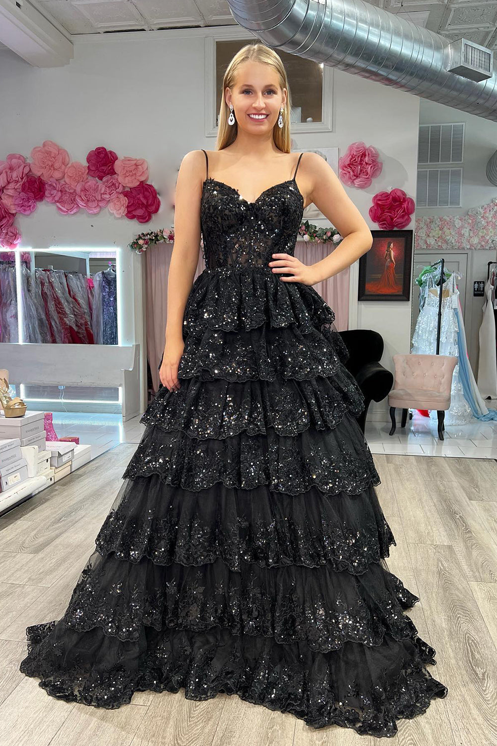 Vestido de graduación de encaje escalonado con tirantes finos y corte en A