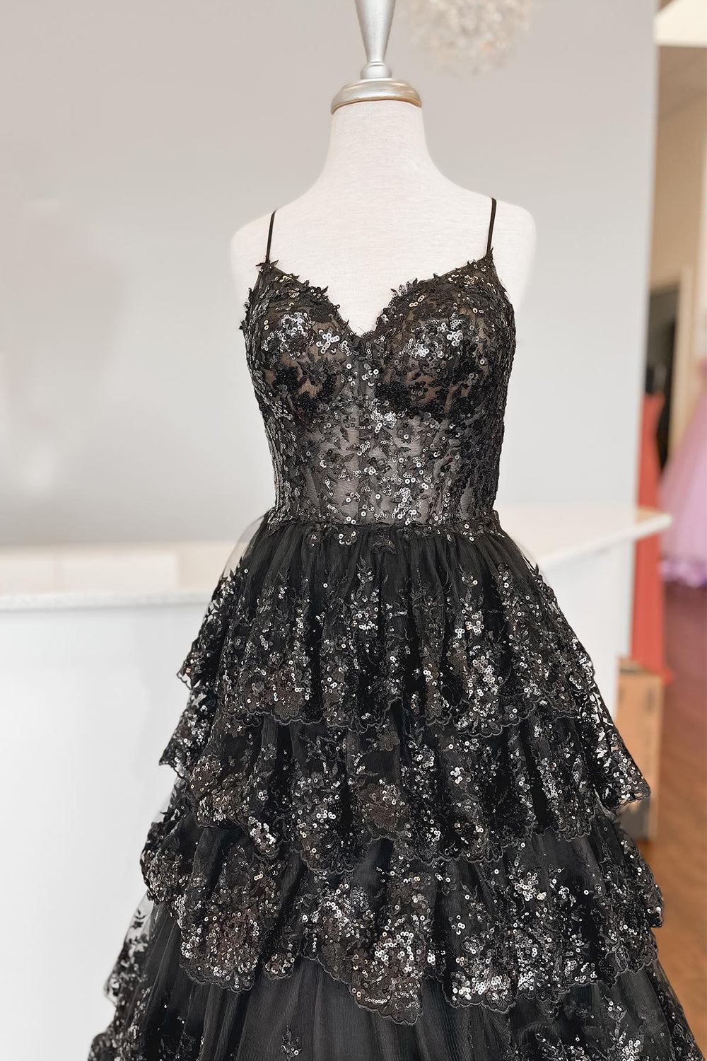 Vestido de graduación de encaje escalonado con tirantes finos y corte en A