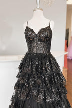 Vestido de graduación de encaje escalonado con tirantes finos y corte en A