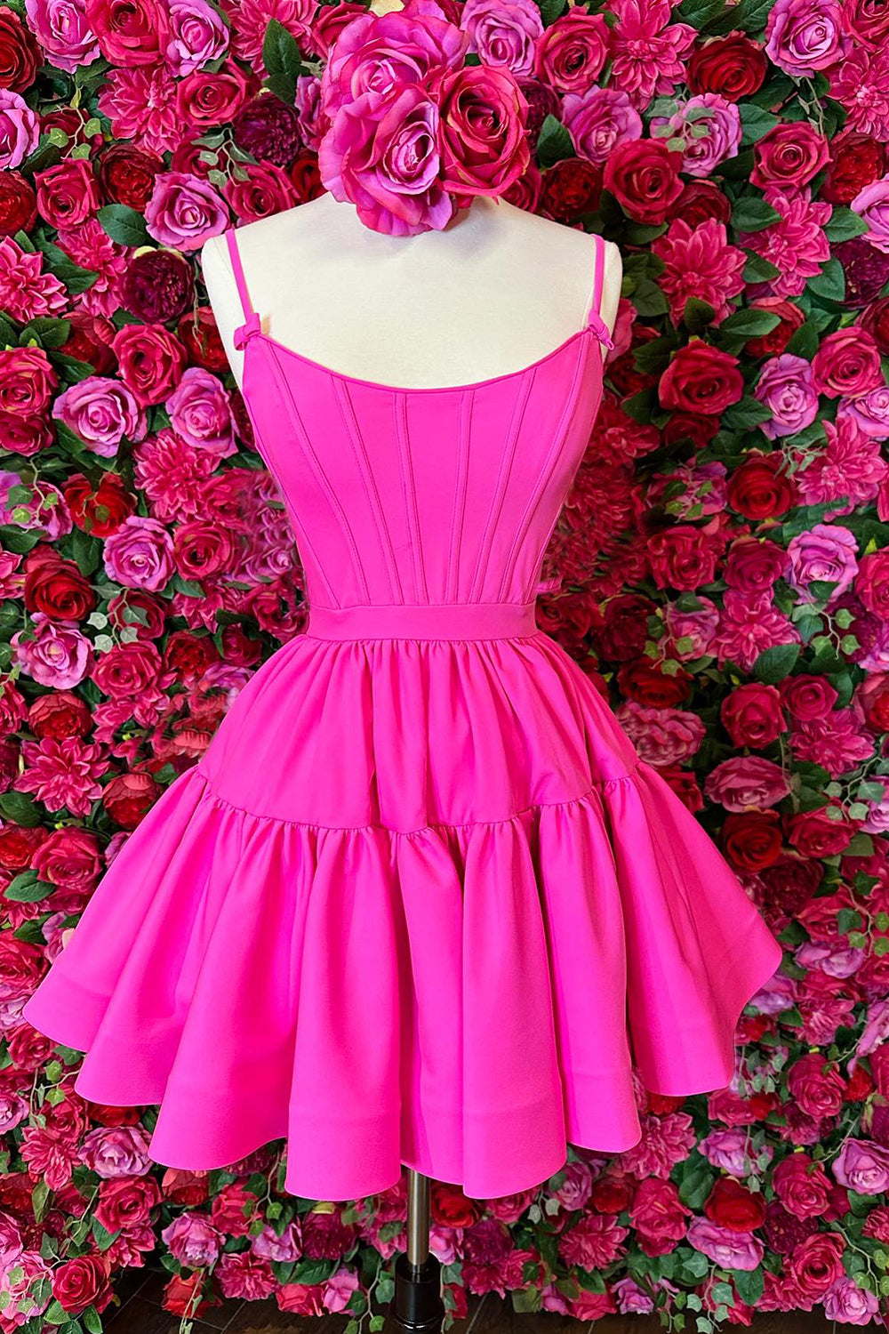 Vestido de fiesta de línea A con volantes y cordones