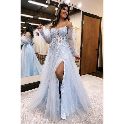 Robe de soirée glamour, spectaculaire, épaules dénudées, manches longues, coupe trapèze, fente latérale, tulle, appliques