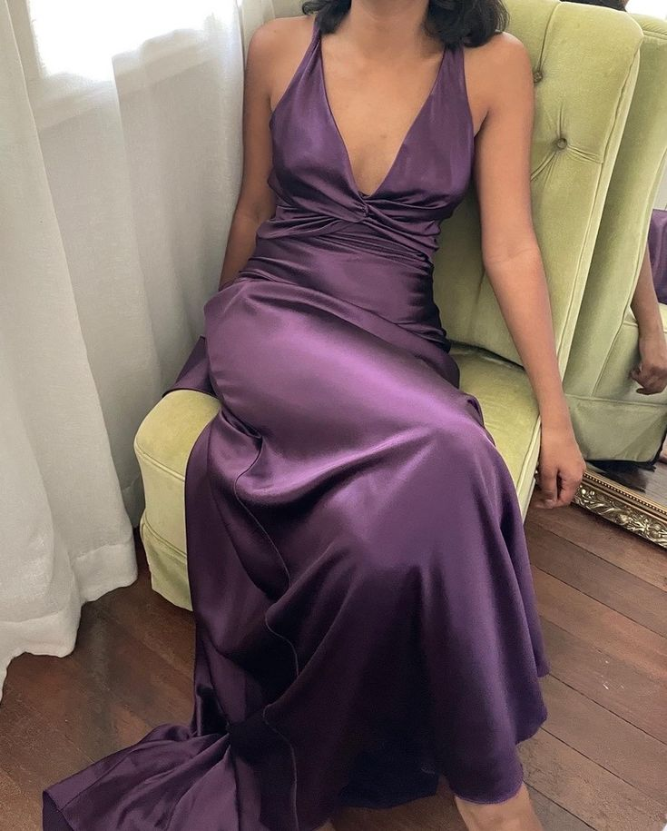Vestido largo de noche morado con escote en V y espalda descubierta, ideal para fiestas y graduaciones (modelo Y7520)