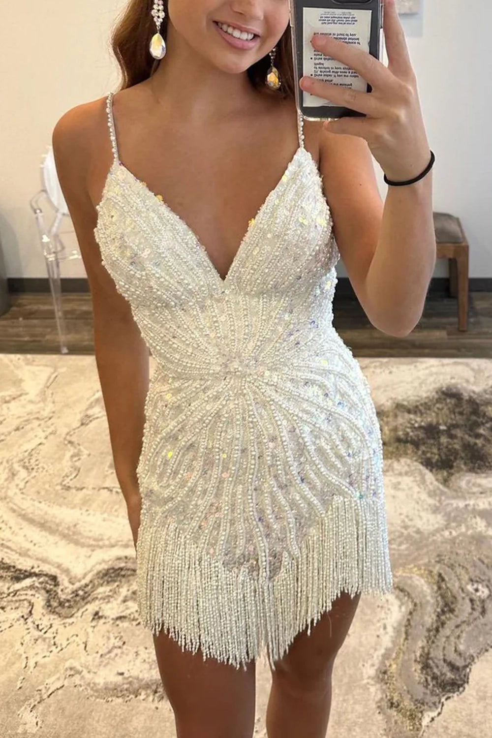 Robe fourreau à fines bretelles, sequins blancs, courte et à pompons, pour le bal de promo.