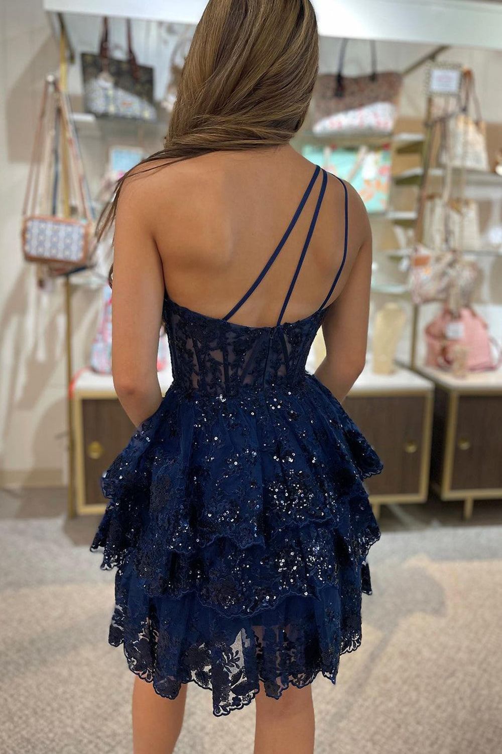 Precioso vestido corto de fiesta azul marino de corte A con un solo hombro y encaje.