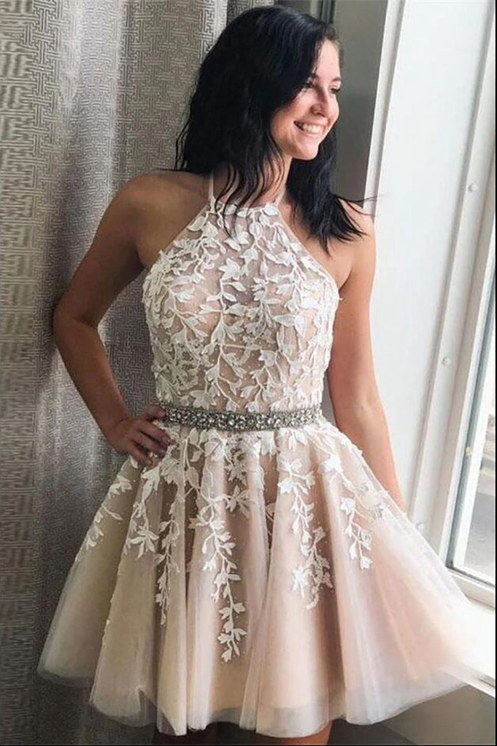 Vestido de fiesta de línea A con escote halter y espalda descubierta