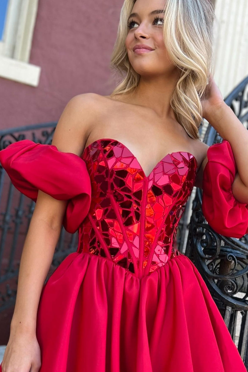 Robe de bal bustier trapèze en satin scintillant sans bretelles avec manches bouffantes