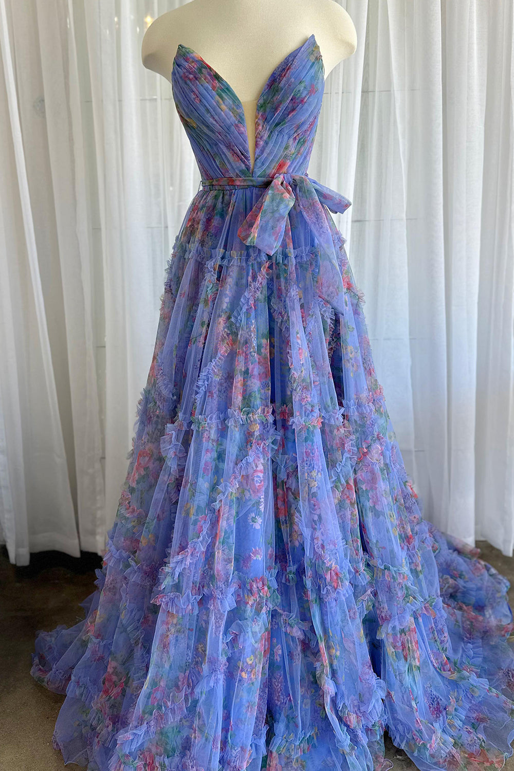 Vestido de fiesta de tul estampado floral con escote corazón y corte en A con abertura