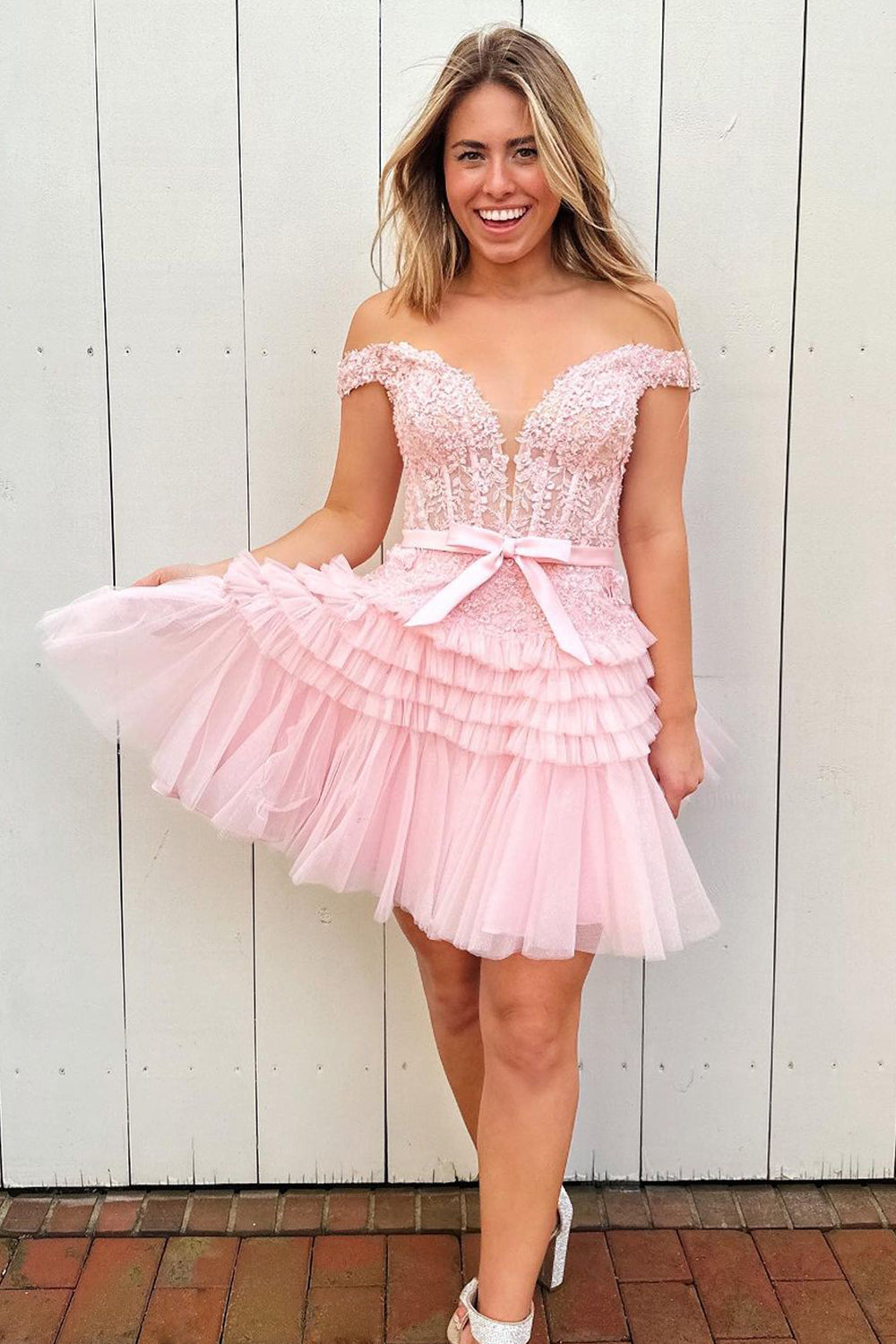 Vestido corto de princesa color fucsia con hombros descubiertos y volantes para fiesta de bienvenida
