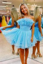 Vestido corto de fiesta sin tirantes, corte en A y con volantes