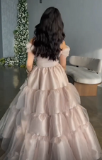 Robe de bal élégante en tulle et satin, épaules dénudées et superpositions Y7633