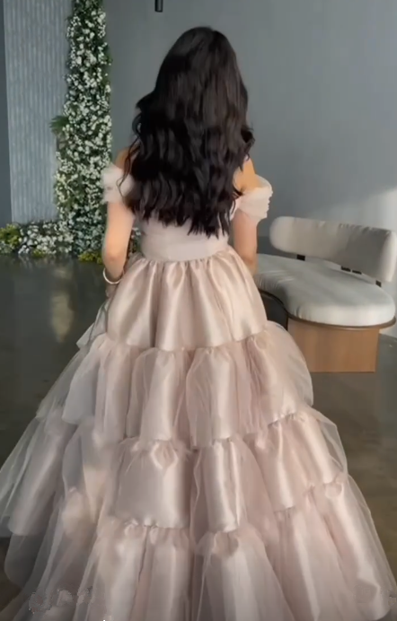 Elegante vestido de baile de tul y satén con hombros descubiertos y capas Y7633