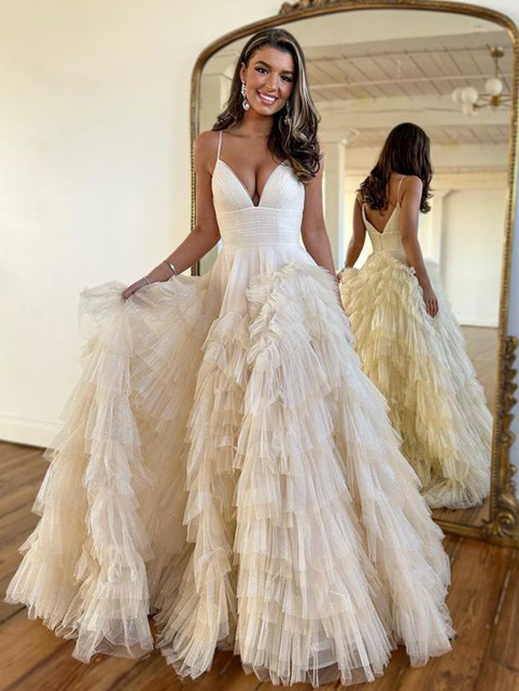 Vestido de graduación de tul escalonado con tirantes finos y corte en A 