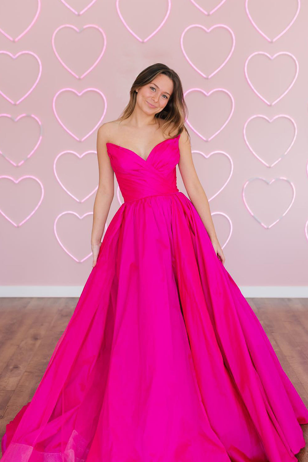 Vestido largo de fiesta de satén sin tirantes de corte en A