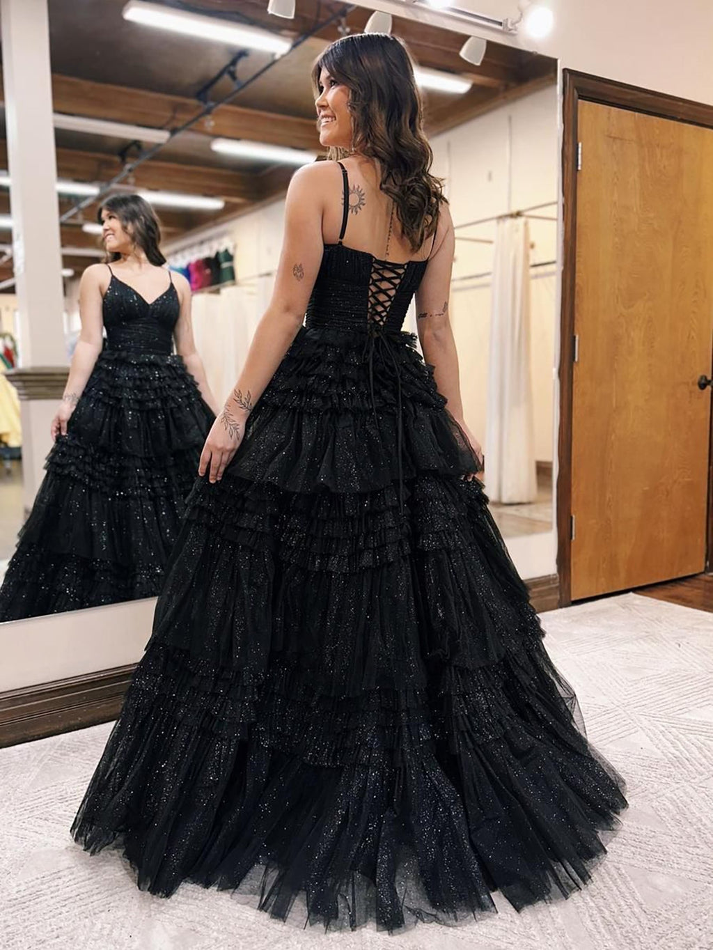 Vestido de fiesta largo de tul brillante con escote en V profundo y falda escalonada en línea A
