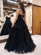Vestido de fiesta largo de tul brillante con escote en V profundo y falda escalonada en línea A