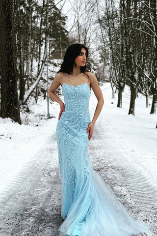 Vestido largo de fiesta azul estilo sirena con tirantes finos y espalda descubierta