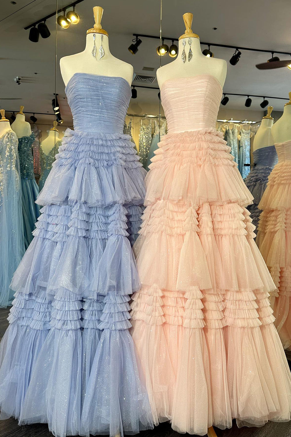 Vestido largo de fiesta de tul sin tirantes, corte en A, con volantes escalonados
