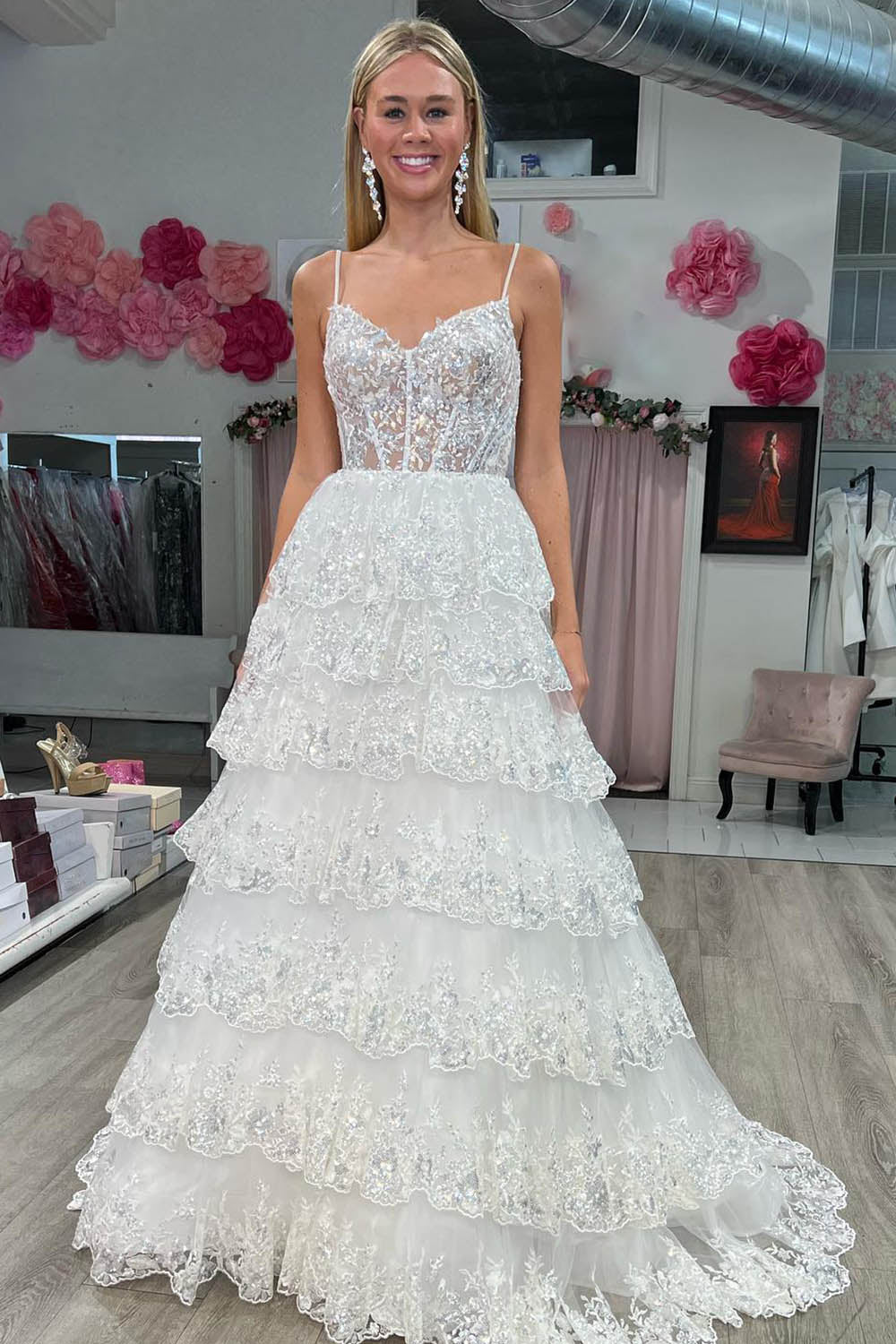 Vestido de graduación de encaje escalonado con tirantes finos y corte en A