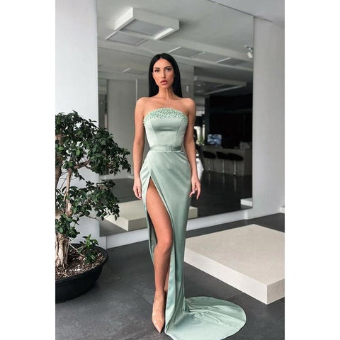 Robe de soirée longue en satin perlé sans bretelles avec fente