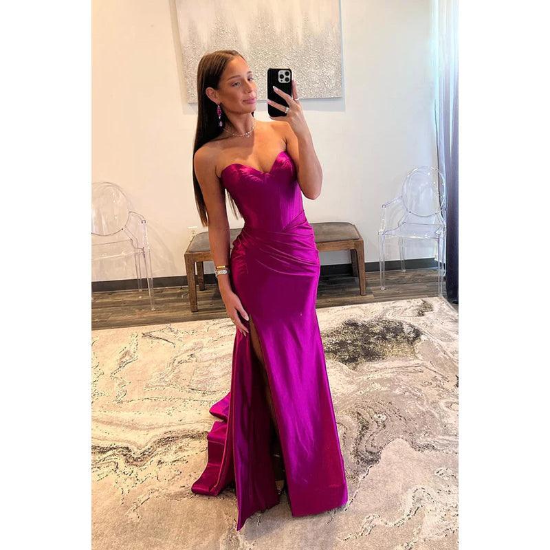 Robe de soirée longue en satin froncé sans bretelles avec fente
