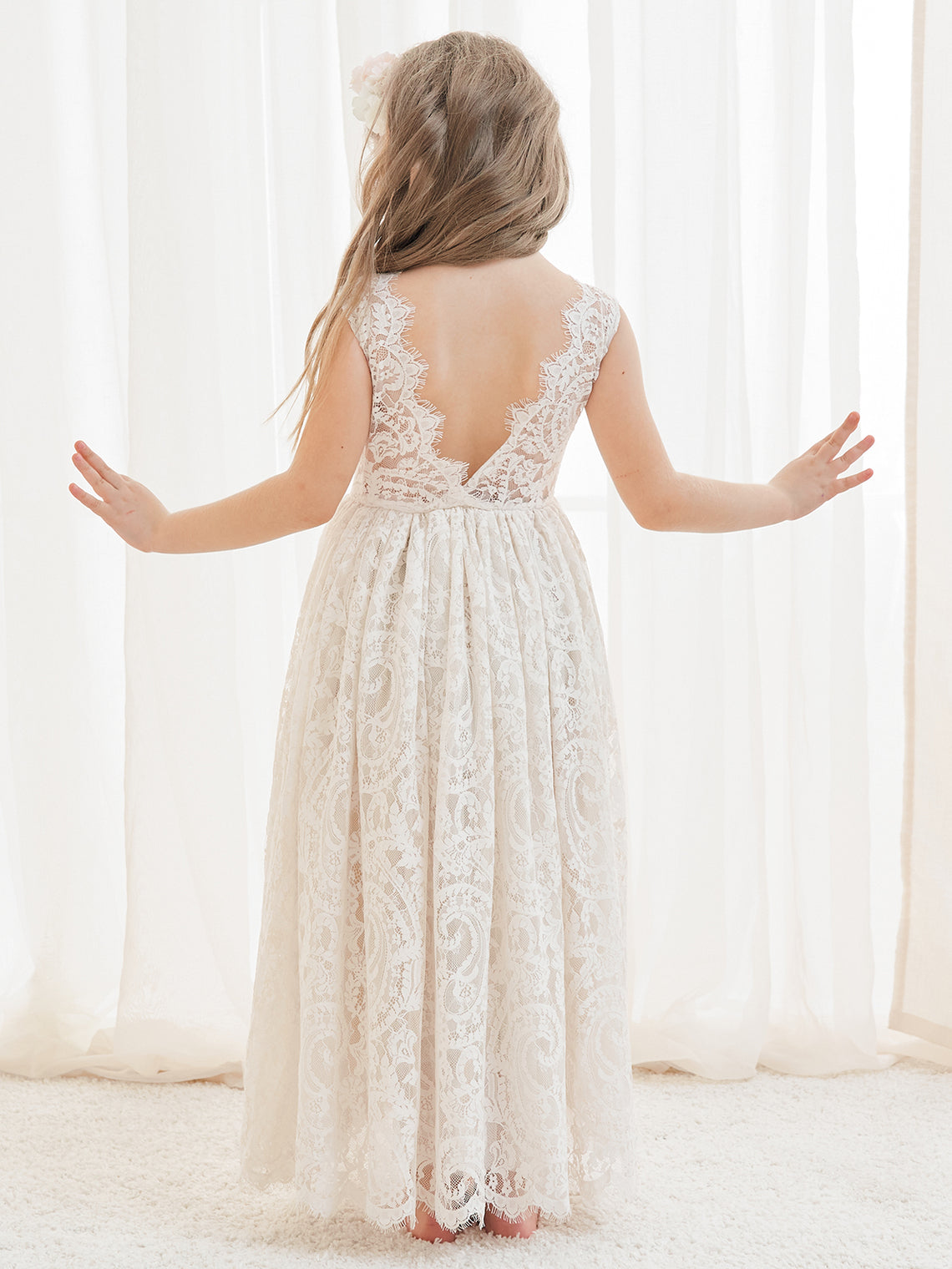 Vestido boho de niña de las flores color marfil, corte en A, de encaje y largo hasta el tobillo 