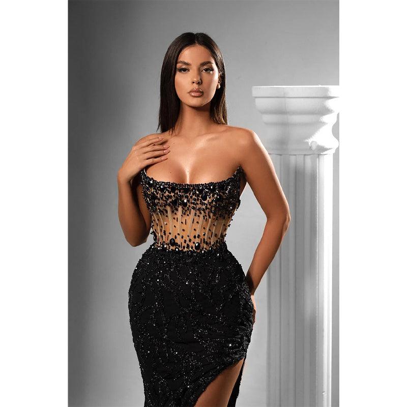 Vestido de fiesta largo negro con cuentas y sin tirantes