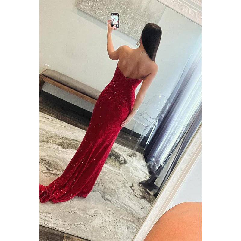 Vestido de fiesta glamuroso y dramático con escote en V profundo, sin mangas y corte trompeta brillante