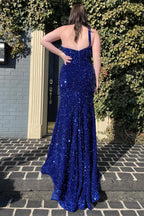 Robe de bal fourreau asymétrique rouge à sequins avec fente.