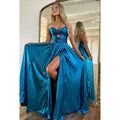 Vestido de fiesta sencillo e informal, sin mangas, fruncido, con abertura lateral y hombros descubiertos