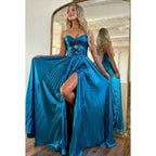 Vestido de fiesta sencillo e informal, sin mangas, fruncido, con abertura lateral y hombros descubiertos