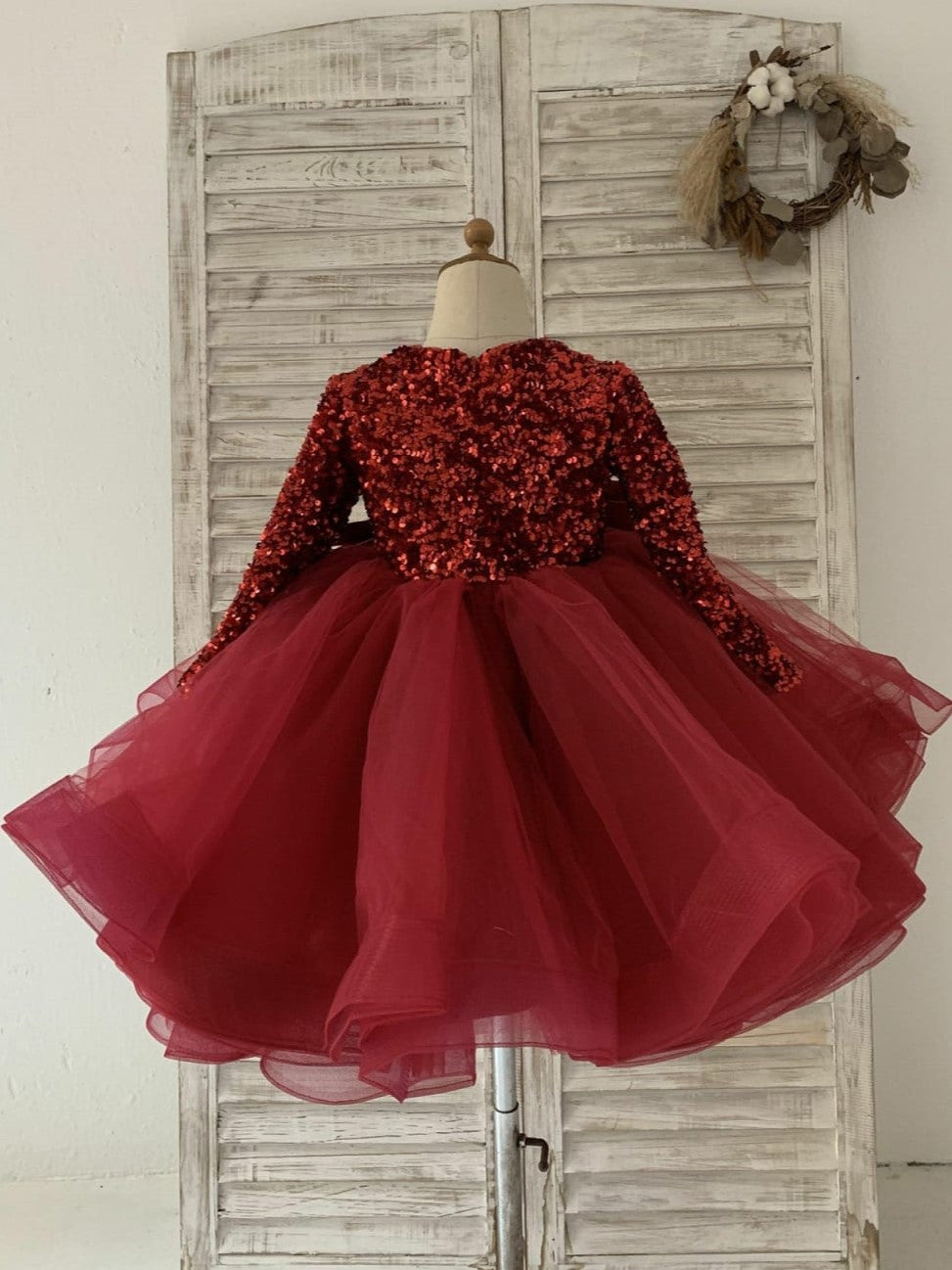 Vestido festivo de tul con escote en V profundo y lentejuelas hasta la rodilla, ideal para fiestas navideñas y de fin de año. 