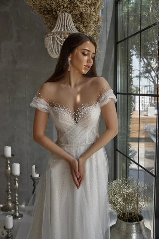 Vestido de novia de sirena, lujoso y elegante, con encaje, pedrería, hombros descubiertos y textura vaporosa. Nuevo modelo 2023 con apliques de hadas.
