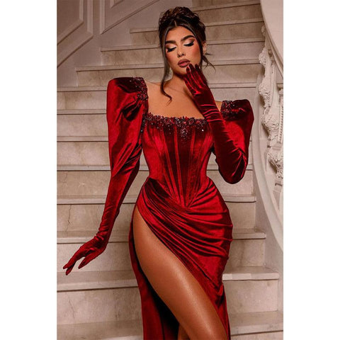 Robe de soirée bordeaux à manches longues et perles 