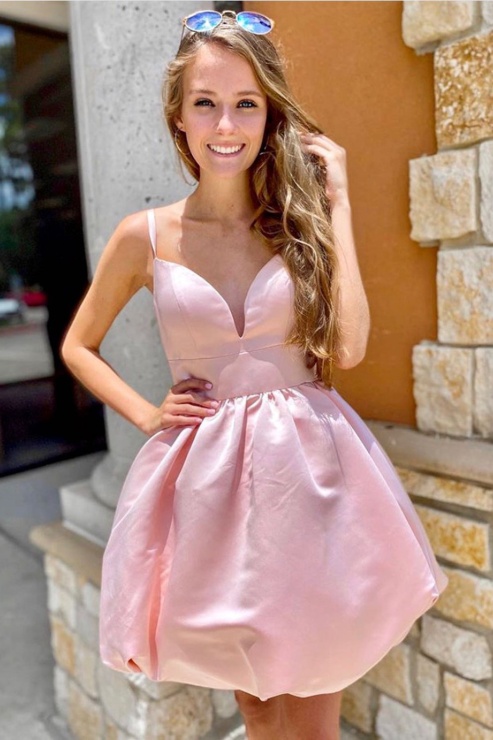 Robe courte rose mignonne à bretelles spaghetti et coupe trapèze, idéale pour les bals de fin d'année.
