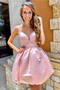 Robe courte rose mignonne à bretelles spaghetti et coupe trapèze, idéale pour les bals de fin d'année.