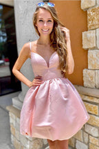 Robe courte rose mignonne à bretelles spaghetti et coupe trapèze, idéale pour les bals de fin d'année.