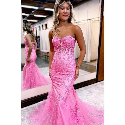 Robe de bal longue en dentelle avec décolleté en cœur et appliques